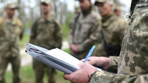 Прийшла повістка, коли є бронь - юристи розповіли, як діяти та чи загрожує мобілізація